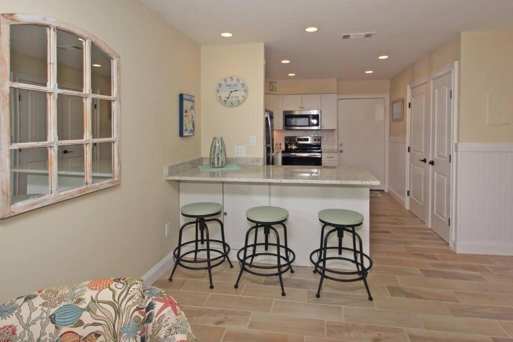 Cute 2 Bedroom, 2 Bath Condo At Folly Field Beach Hilton Head Island Eksteriør billede